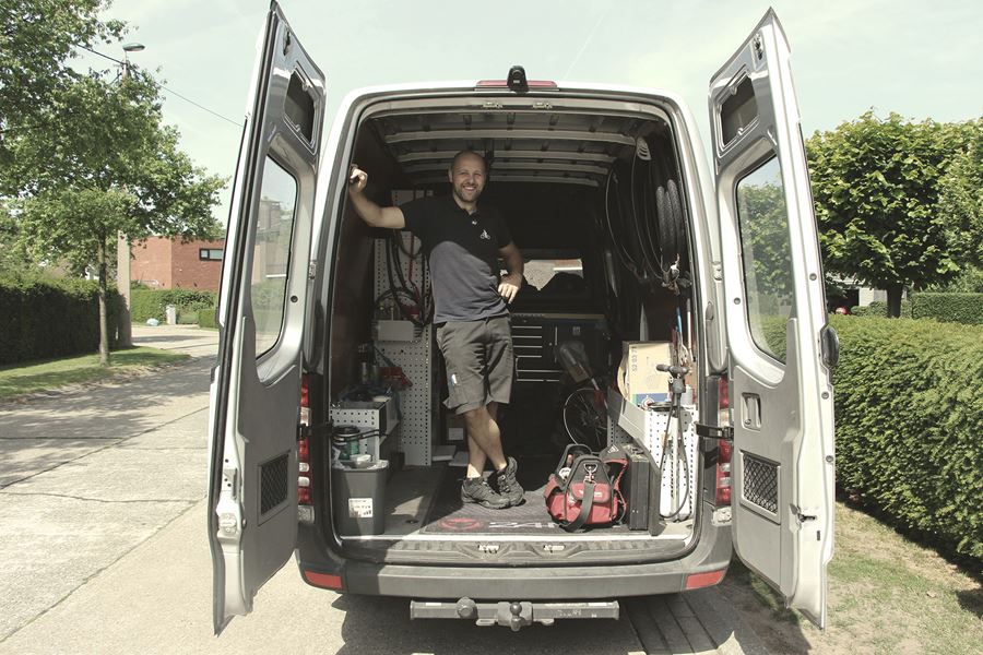 Mobiele fietstechnieker in camionette